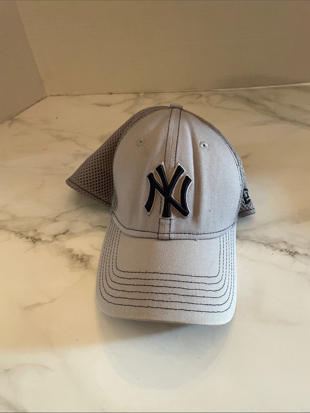 New Era Light Gray & Navy New York Yankees Mesh-Back Cap
